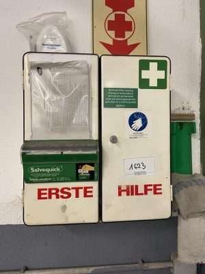 1 Erste-Hilfe-Schrank